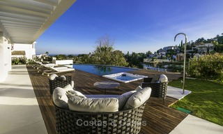 Villa de lujo moderna a estrenar con vistas panorámicas al mar, lista para vivir, en una elegante urbanización de golf en Nueva Andalucia - Marbella 13277 
