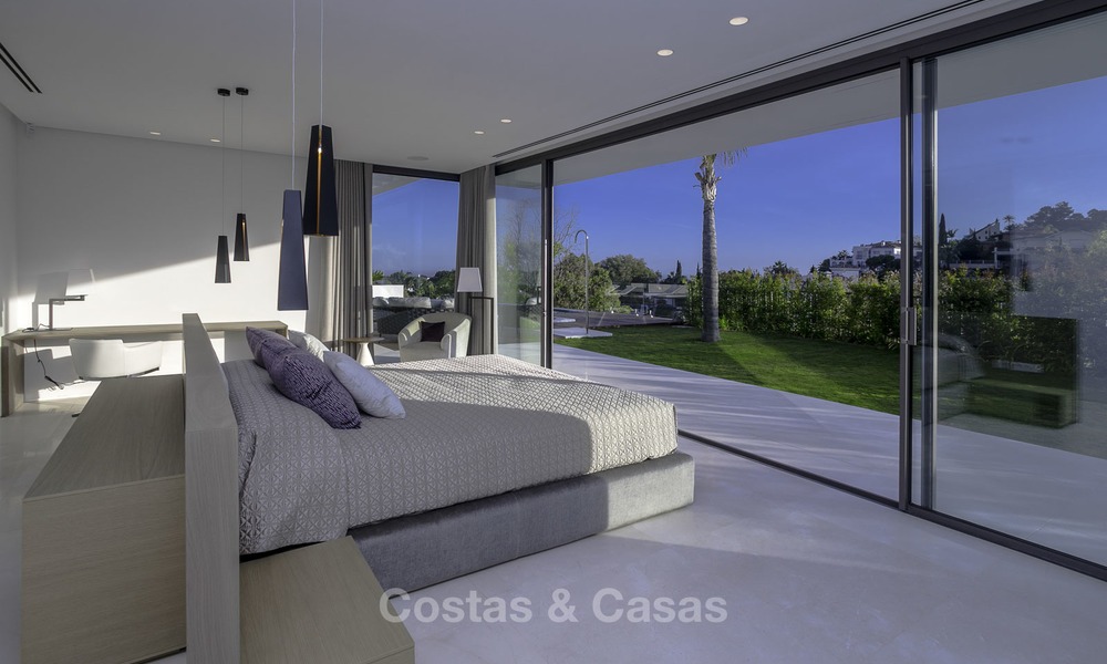 Villa de lujo moderna a estrenar con vistas panorámicas al mar, lista para vivir, en una elegante urbanización de golf en Nueva Andalucia - Marbella 13278