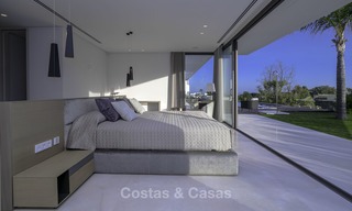 Villa de lujo moderna a estrenar con vistas panorámicas al mar, lista para vivir, en una elegante urbanización de golf en Nueva Andalucia - Marbella 13279 