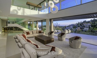 Villa de lujo moderna a estrenar con vistas panorámicas al mar, lista para vivir, en una elegante urbanización de golf en Nueva Andalucia - Marbella 13280 