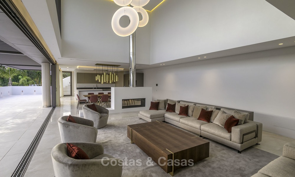 Villa de lujo moderna a estrenar con vistas panorámicas al mar, lista para vivir, en una elegante urbanización de golf en Nueva Andalucia - Marbella 13282