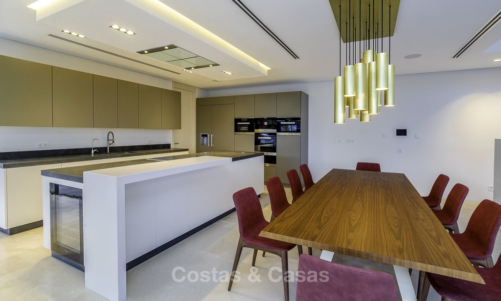 Villa de lujo moderna a estrenar con vistas panorámicas al mar, lista para vivir, en una elegante urbanización de golf en Nueva Andalucia - Marbella 13285
