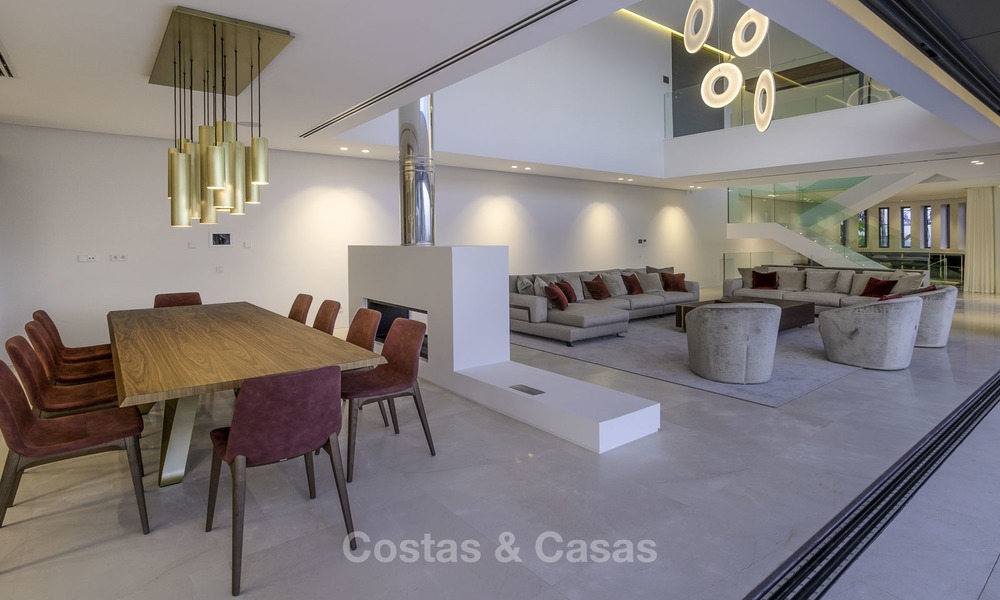 Villa de lujo moderna a estrenar con vistas panorámicas al mar, lista para vivir, en una elegante urbanización de golf en Nueva Andalucia - Marbella 13286