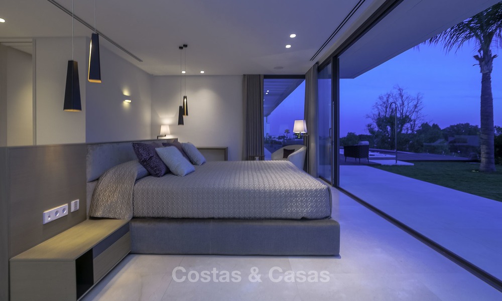 Villa de lujo moderna a estrenar con vistas panorámicas al mar, lista para vivir, en una elegante urbanización de golf en Nueva Andalucia - Marbella 13293