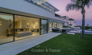 Villa de lujo moderna a estrenar con vistas panorámicas al mar, lista para vivir, en una elegante urbanización de golf en Nueva Andalucia - Marbella 13294 