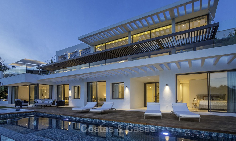 Villa de lujo moderna a estrenar con vistas panorámicas al mar, lista para vivir, en una elegante urbanización de golf en Nueva Andalucia - Marbella 13295