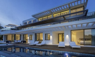 Villa de lujo moderna a estrenar con vistas panorámicas al mar, lista para vivir, en una elegante urbanización de golf en Nueva Andalucia - Marbella 13295 