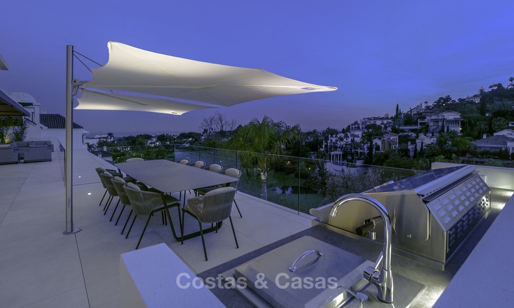 Villa de lujo moderna a estrenar con vistas panorámicas al mar, lista para vivir, en una elegante urbanización de golf en Nueva Andalucia - Marbella 13296
