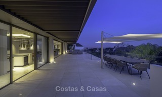 Villa de lujo moderna a estrenar con vistas panorámicas al mar, lista para vivir, en una elegante urbanización de golf en Nueva Andalucia - Marbella 13297 