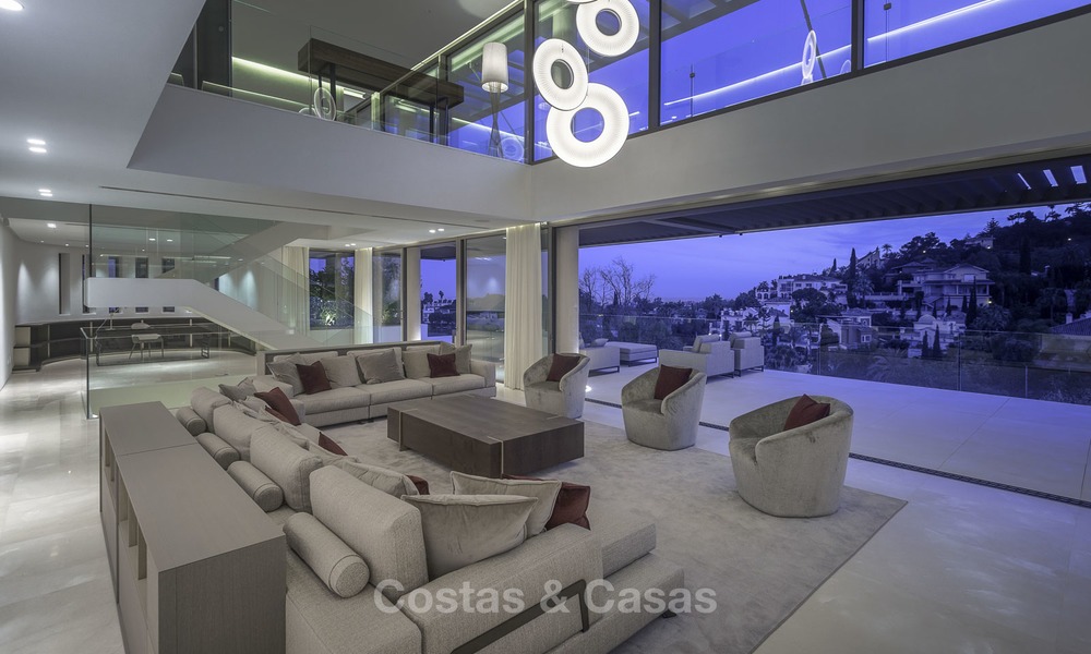 Villa de lujo moderna a estrenar con vistas panorámicas al mar, lista para vivir, en una elegante urbanización de golf en Nueva Andalucia - Marbella 13299