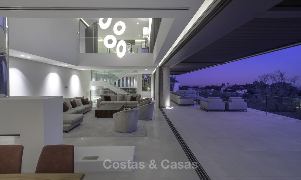 Villa de lujo moderna a estrenar con vistas panorámicas al mar, lista para vivir, en una elegante urbanización de golf en Nueva Andalucia - Marbella 13300