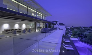 Villa de lujo moderna a estrenar con vistas panorámicas al mar, lista para vivir, en una elegante urbanización de golf en Nueva Andalucia - Marbella 13301 