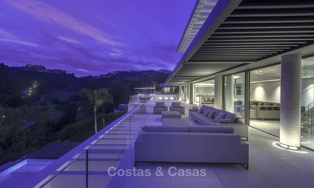 Villa de lujo moderna a estrenar con vistas panorámicas al mar, lista para vivir, en una elegante urbanización de golf en Nueva Andalucia - Marbella 13302