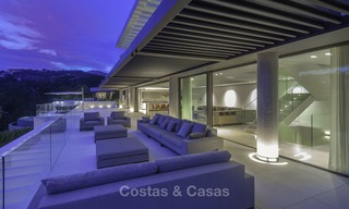 Villa de lujo moderna a estrenar con vistas panorámicas al mar, lista para vivir, en una elegante urbanización de golf en Nueva Andalucia - Marbella 13303 