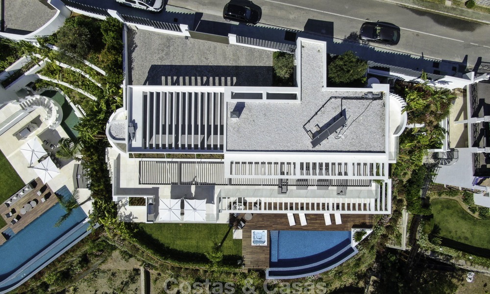 Villa de lujo moderna a estrenar con vistas panorámicas al mar, lista para vivir, en una elegante urbanización de golf en Nueva Andalucia - Marbella 13305