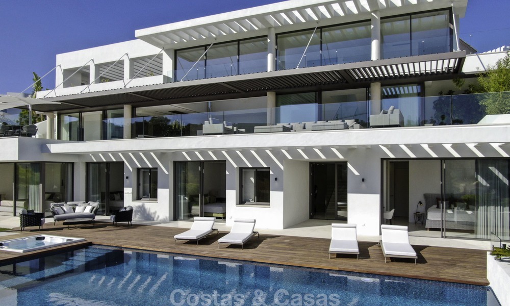 Villa de lujo moderna a estrenar con vistas panorámicas al mar, lista para vivir, en una elegante urbanización de golf en Nueva Andalucia - Marbella 13306