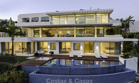 Villa de lujo moderna a estrenar con vistas panorámicas al mar, lista para vivir, en una elegante urbanización de golf en Nueva Andalucia - Marbella 13308