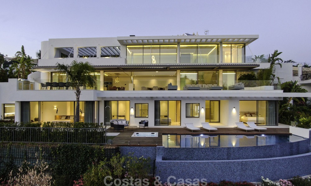Villa de lujo moderna a estrenar con vistas panorámicas al mar, lista para vivir, en una elegante urbanización de golf en Nueva Andalucia - Marbella 13309