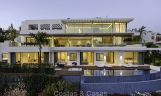 Villa de lujo moderna a estrenar con vistas panorámicas al mar, lista para vivir, en una elegante urbanización de golf en Nueva Andalucia - Marbella 13309 