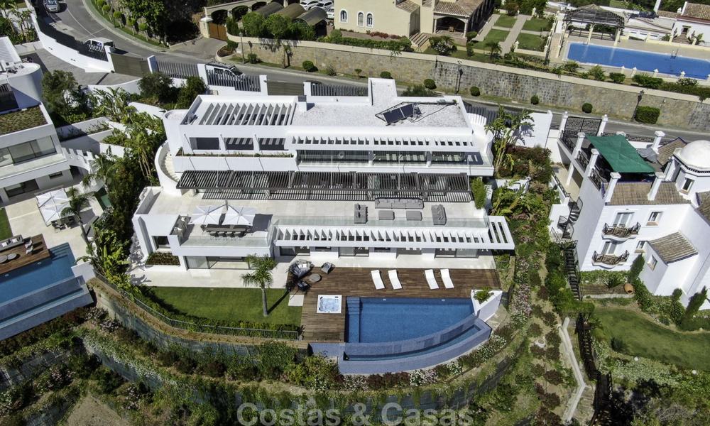 Villa de lujo moderna a estrenar con vistas panorámicas al mar, lista para vivir, en una elegante urbanización de golf en Nueva Andalucia - Marbella 13310