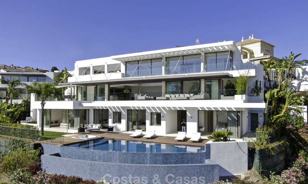Villa de lujo moderna a estrenar con vistas panorámicas al mar, lista para vivir, en una elegante urbanización de golf en Nueva Andalucia - Marbella 13311