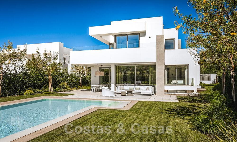Nuevas y modernas villas de lujo en venta en la Nueva Milla de Oro, entre Marbella y Estepona 43097
