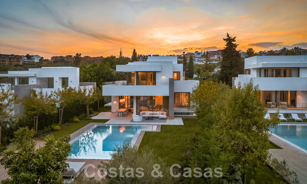 Nuevas y modernas villas de lujo en venta en la Nueva Milla de Oro, entre Marbella y Estepona 43100