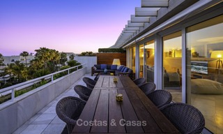 Lujoso ático dúplex de 4 dormitorios en venta en un exclusivo complejo frente al mar en Puerto Banús - Marbella 13650 