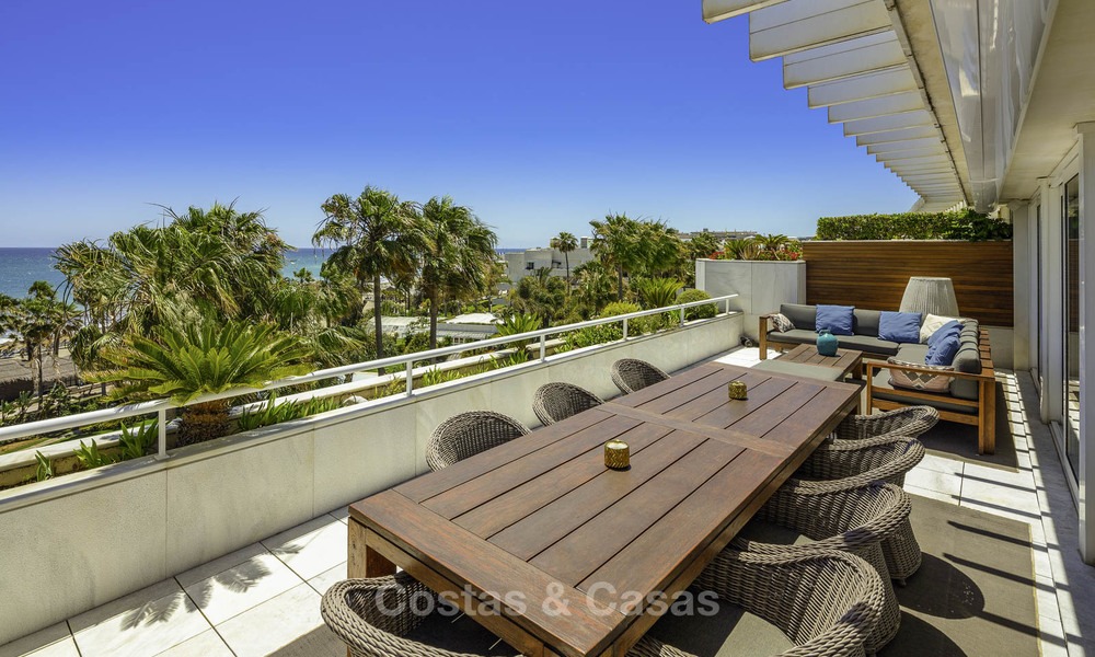 Lujoso ático dúplex de 4 dormitorios en venta en un exclusivo complejo frente al mar en Puerto Banús - Marbella 13657