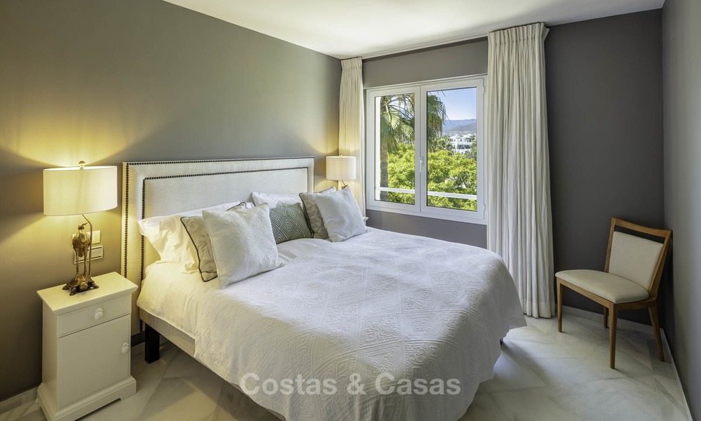 Lujoso ático dúplex de 4 dormitorios en venta en un exclusivo complejo frente al mar en Puerto Banús - Marbella 13671