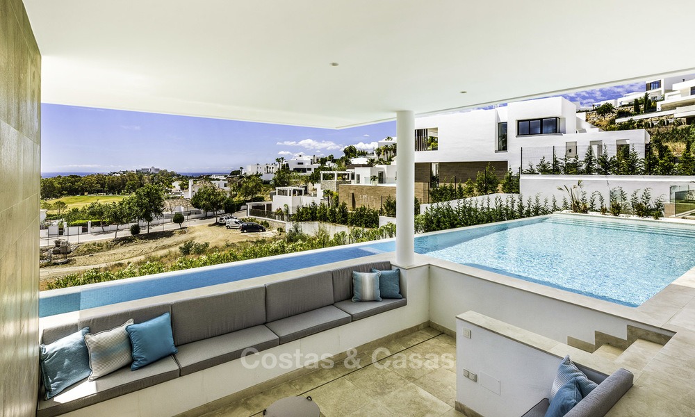 Nueva villa moderna con vistas panorámicas al mar y al campo de golf, lista para ser habitada en Benahavis - Marbella 13627