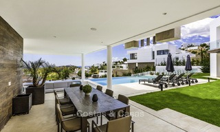 Nueva villa moderna con vistas panorámicas al mar y al campo de golf, lista para ser habitada en Benahavis - Marbella 13629 