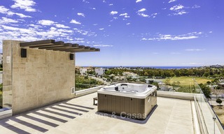 Nueva villa moderna con vistas panorámicas al mar y al campo de golf, lista para ser habitada en Benahavis - Marbella 13633 