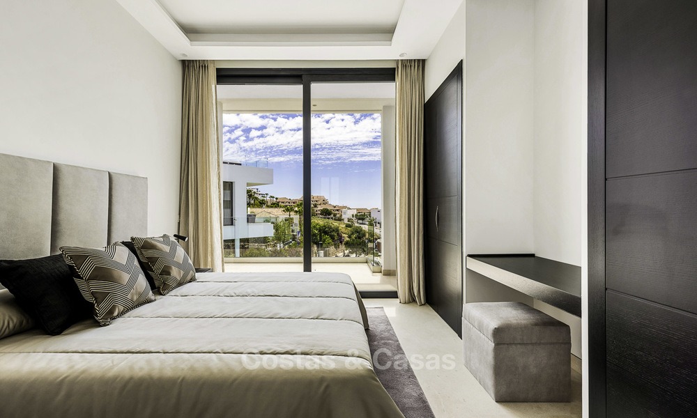 Nueva villa moderna con vistas panorámicas al mar y al campo de golf, lista para ser habitada en Benahavis - Marbella 13636
