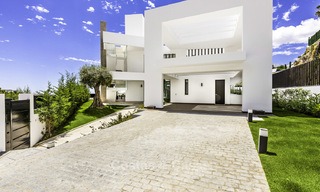 Nueva villa moderna con vistas panorámicas al mar y al campo de golf, lista para ser habitada en Benahavis - Marbella 13637 