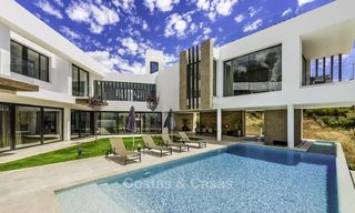 Nueva villa moderna con vistas panorámicas al mar y al campo de golf, lista para ser habitada en Benahavis - Marbella 13638 