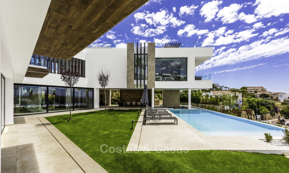 Nueva villa moderna con vistas panorámicas al mar y al campo de golf, lista para ser habitada en Benahavis - Marbella 13639