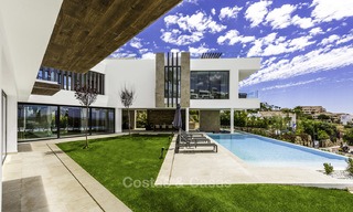 Nueva villa moderna con vistas panorámicas al mar y al campo de golf, lista para ser habitada en Benahavis - Marbella 13639 