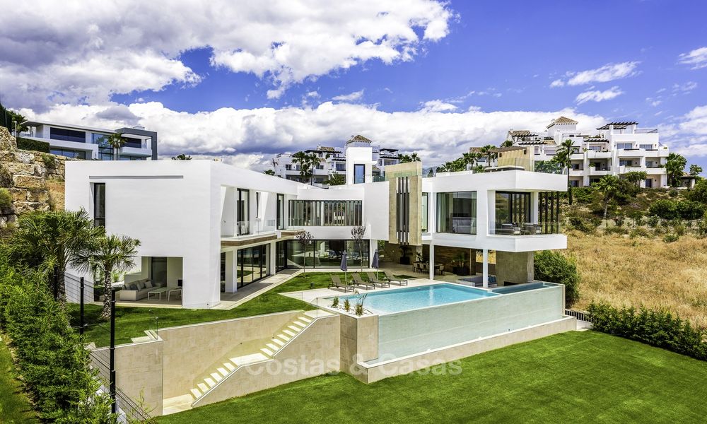 Nueva villa moderna con vistas panorámicas al mar y al campo de golf, lista para ser habitada en Benahavis - Marbella 13640