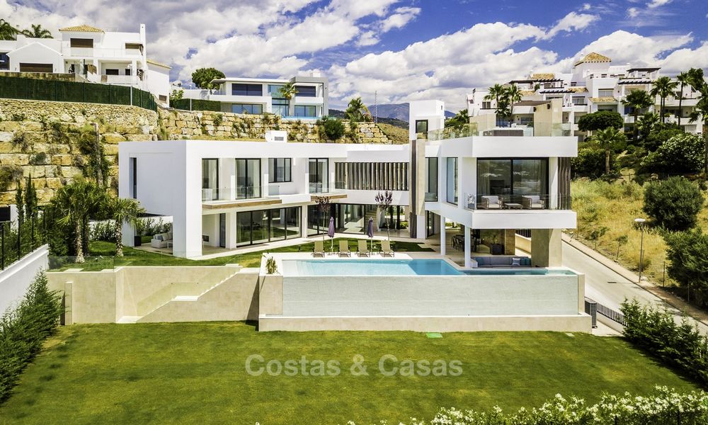Nueva villa moderna con vistas panorámicas al mar y al campo de golf, lista para ser habitada en Benahavis - Marbella 13649