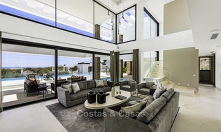 Villa de diseño contemporáneo a estrenar con impresionantes vistas al mar y al golf, lista para vivir en Benahavis - Marbella 13681 