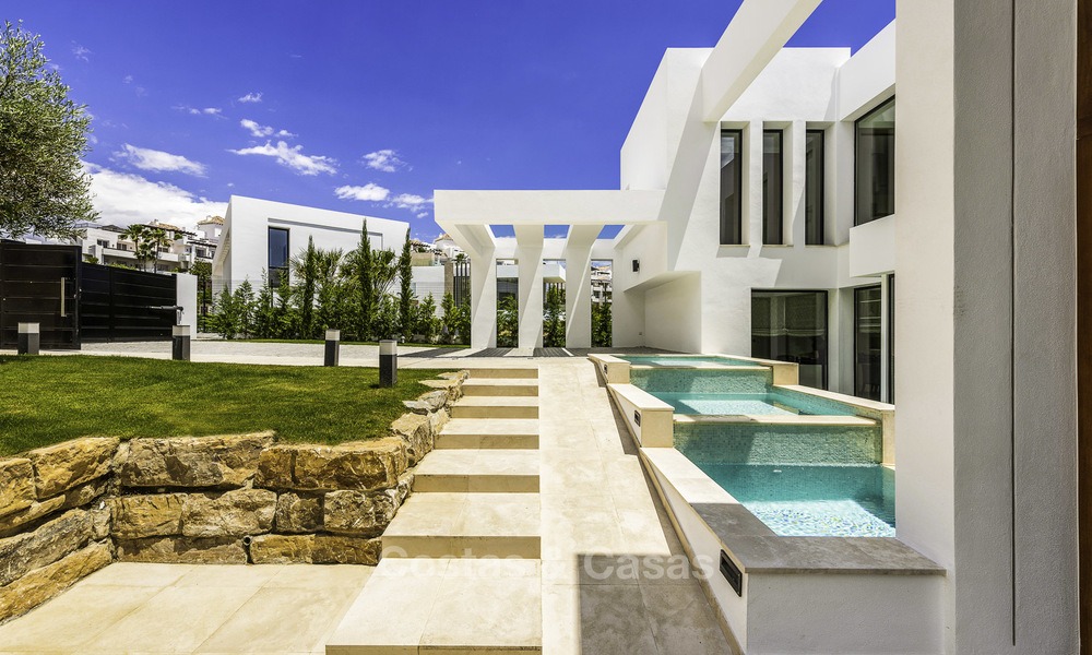 Villa de diseño contemporáneo a estrenar con impresionantes vistas al mar y al golf, lista para vivir en Benahavis - Marbella 13686