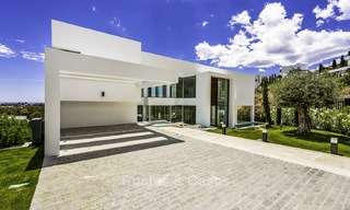 Villa de diseño contemporáneo a estrenar con impresionantes vistas al mar y al golf, lista para vivir en Benahavis - Marbella 13687 