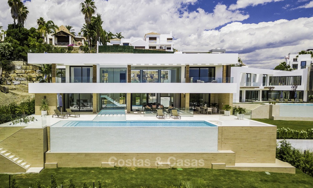 Villa de diseño contemporáneo a estrenar con impresionantes vistas al mar y al golf, lista para vivir en Benahavis - Marbella 13691