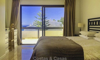 Oportunidad: Maravillosa casa adosada en primera línea de playa con vistas al mar en venta, en la prestigiosa Milla de Oro de Marbella 13695 