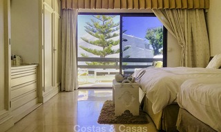 Oportunidad: Maravillosa casa adosada en primera línea de playa con vistas al mar en venta, en la prestigiosa Milla de Oro de Marbella 13697 