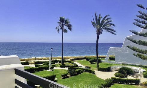 Maravillosa casa adosada en primera línea de playa con vistas al mar en venta, en la prestigiosa Milla de Oro de Marbella 13698