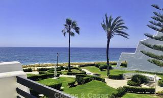 Maravillosa casa adosada en primera línea de playa con vistas al mar en venta, en la prestigiosa Milla de Oro de Marbella 13698 