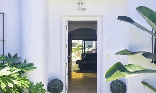 Oportunidad: Maravillosa casa adosada en primera línea de playa con vistas al mar en venta, en la prestigiosa Milla de Oro de Marbella 13701 