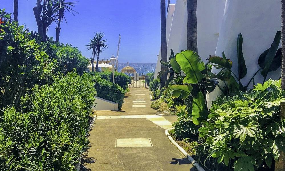 Maravillosa casa adosada en primera línea de playa con vistas al mar en venta, en la prestigiosa Milla de Oro de Marbella 13703